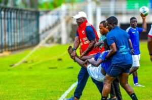 حقيقة وفاة لاعب غانا بعد اصطدام عنيف بالحارس.. الزهرة 24 تكشف التفاصيل الكاملة 3 اللاعب بعد الإصابة مباشرة
