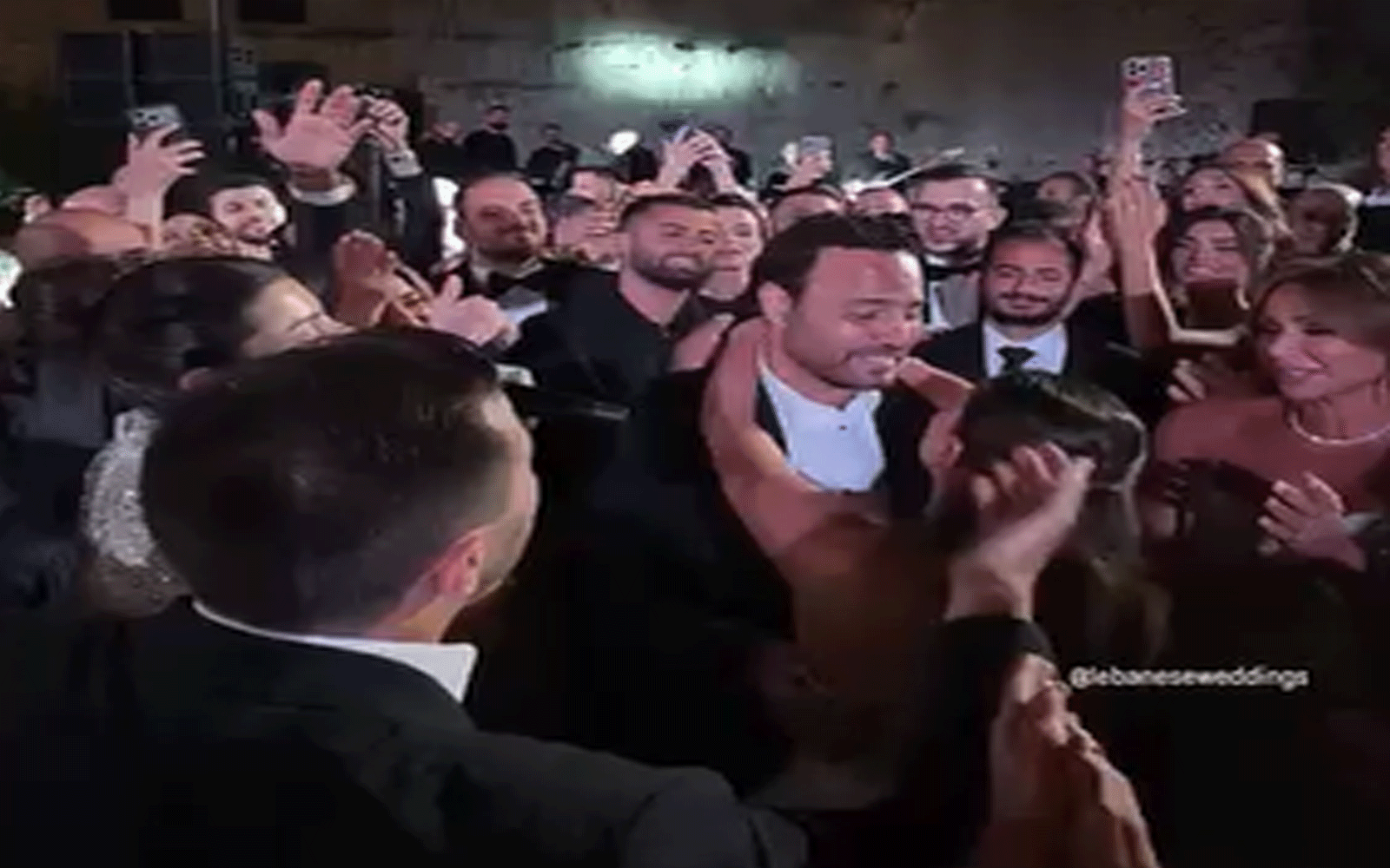 غناها بالدموع.. عاصي الحلاني يغني لابنته دانا في زفافها 2 عاصي الحلاني