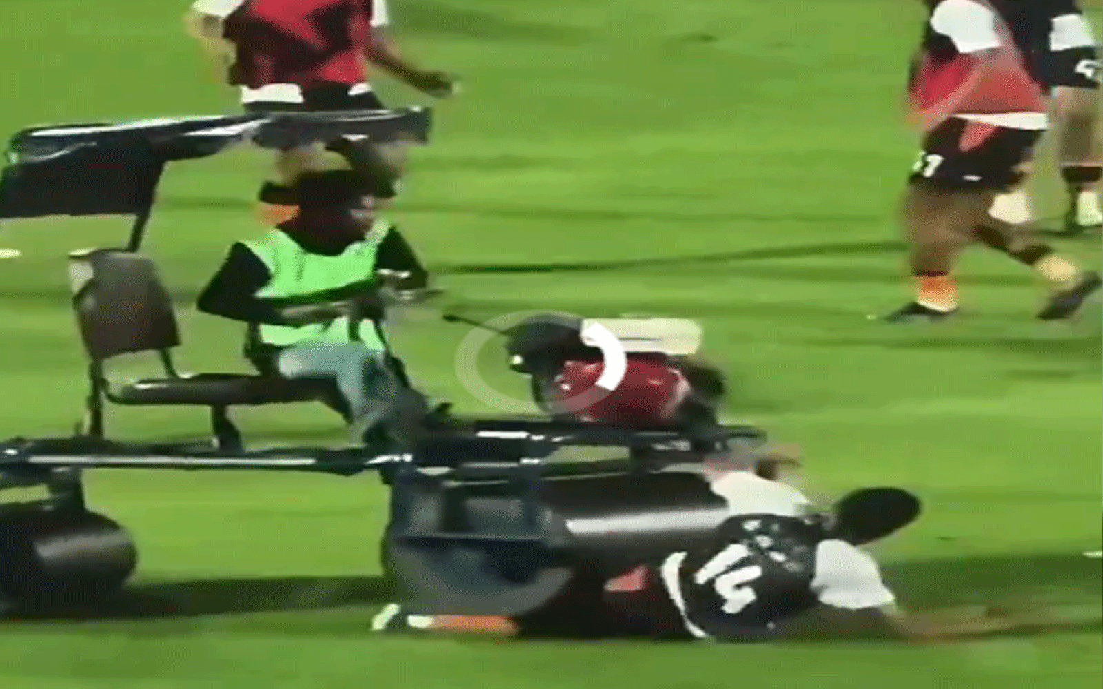 معدة تسوية العشب تدهس قدم لاعب تايلاندي داخل الملعب 1 دهس قدم لاعب تايلاندي في الملعب