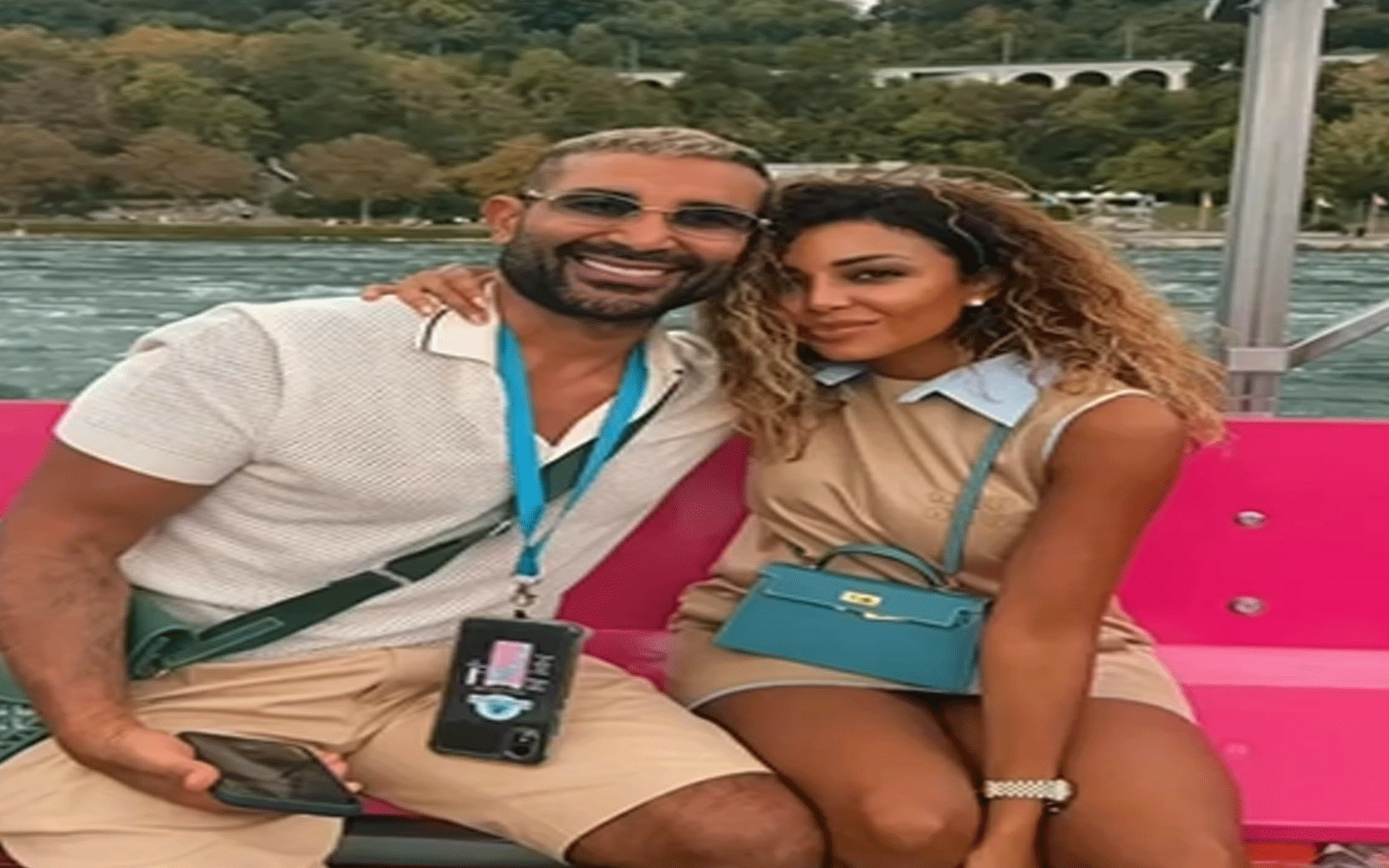 النص الثاني: تصريح الفنان أحمد سعد احمد سعد يتحدث عن طليقته عليا.. فماذا قال؟ وقد نال هذا التصرف إعجاب متابعيه على منصات التواصل الاجتماعي؛ إذ انهالت التعليقات بالدعاء لهما بالتوفيق. وأشاد الجمهور بأحمد سعد بوصفه نموذجاً للفنان المحترم الذي يراعي خصوصية العلاقة حتى بعد الانفصال، داعين الجميع إلى الاقتداء بهذه المظاهر والتعامل الراقي بدلاً من السجالات والمشكلات الشائعة بعد الانفصال.